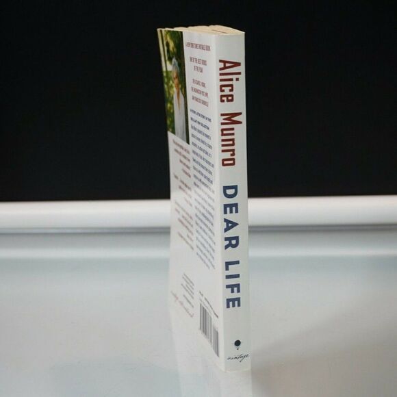 Dear Life: Stories By Alice Munro 2012 Vintage International - Picture 2 of 6